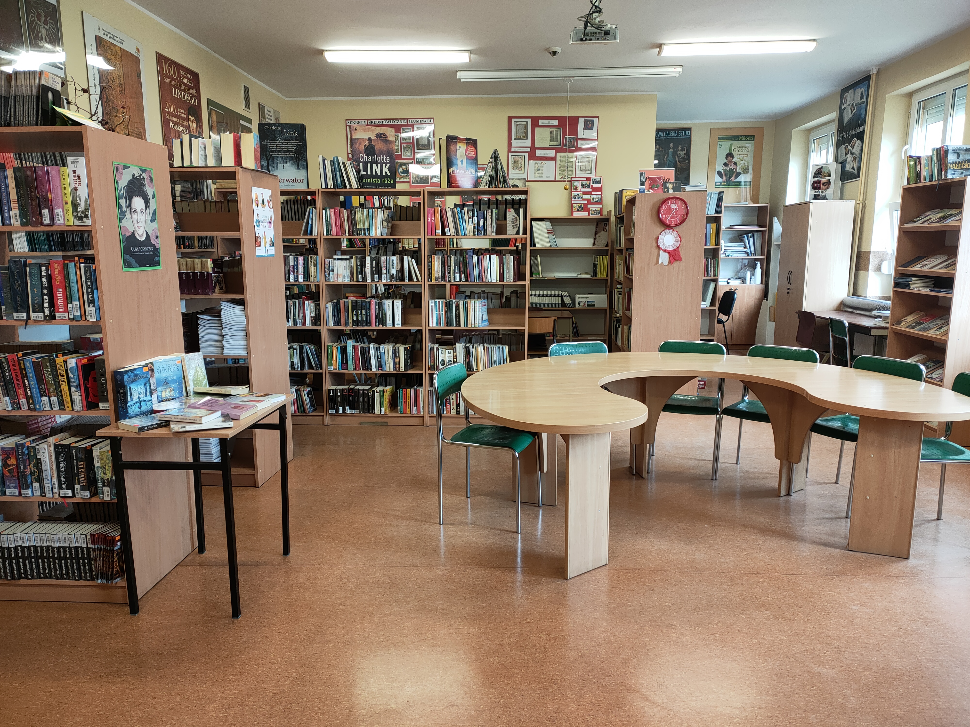 Zdjęcie przedstawia regały z książkami w bibliotece szkolnej